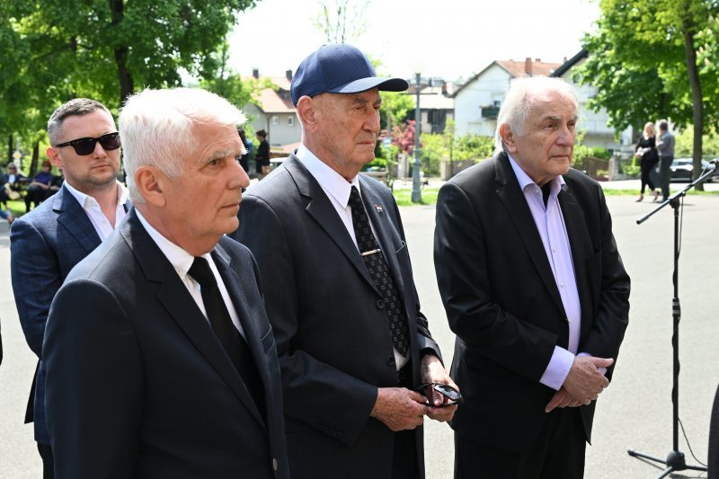 Franjo Gregurić (u sredini)