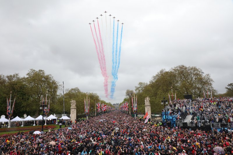 Akrobatska grupa britanskog ratnog zrakoplovstva Red Arrows nastupila na krunidbi kralja Charlesa