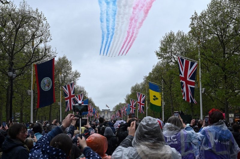 Akrobatska grupa britanskog ratnog zrakoplovstva Red Arrows nastupila na krunidbi kralja Charlesa