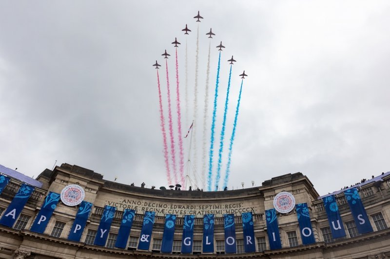 Akrobatska grupa britanskog ratnog zrakoplovstva Red Arrows nastupila na krunidbi kralja Charlesa