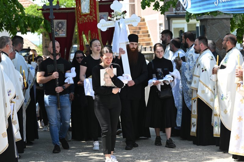 Pogreb troje ubijenih u mjestu Dubona kod Mladenovca