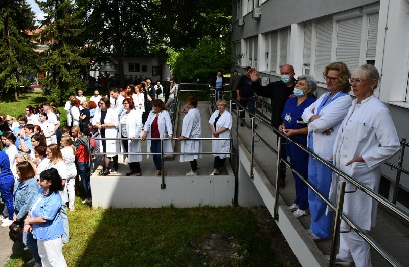 Prosvjed medicinskih sestara i tehničara ispred Opće bolnice u Slavonom Brodu