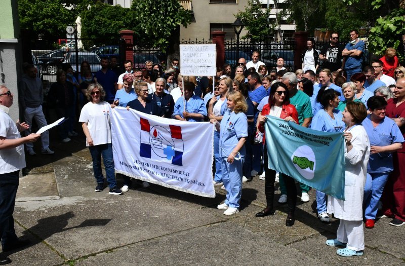 Prosvjed medicinskih sestara i tehničara ispred Opće bolnice u Slavonom Brodu