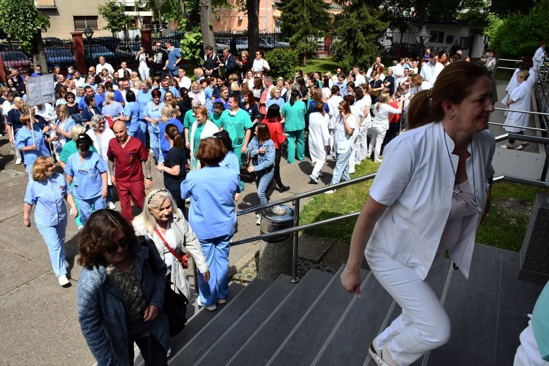 Prosvjed medicinskih sestara i tehničara ispred Opće bolnice u Slavonom Brodu