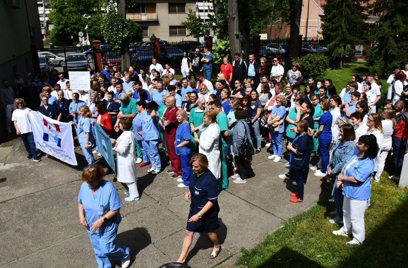 Prosvjed medicinskih sestara i tehničara ispred Opće bolnice u Slavonom Brodu