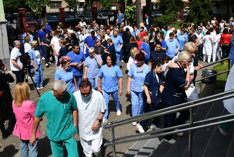 Prosvjed medicinskih sestara i tehničara ispred Opće bolnice u Slavonom Brodu