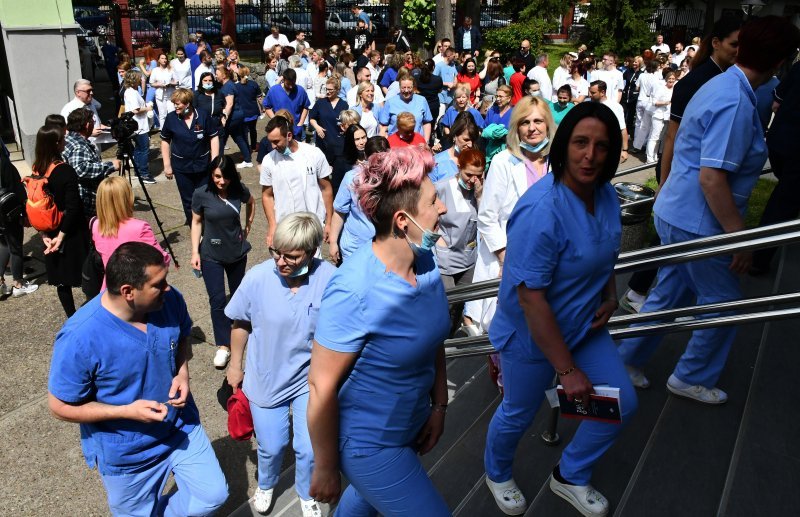 Prosvjed medicinskih sestara i tehničara ispred Opće bolnice u Slavonom Brodu