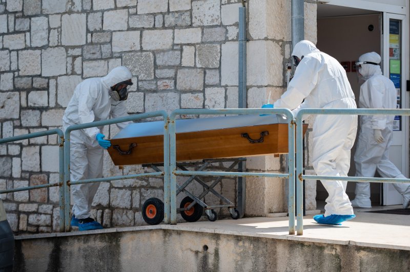 Odvoz preminulih pacijenata s covid-odjela zadarske bolnice