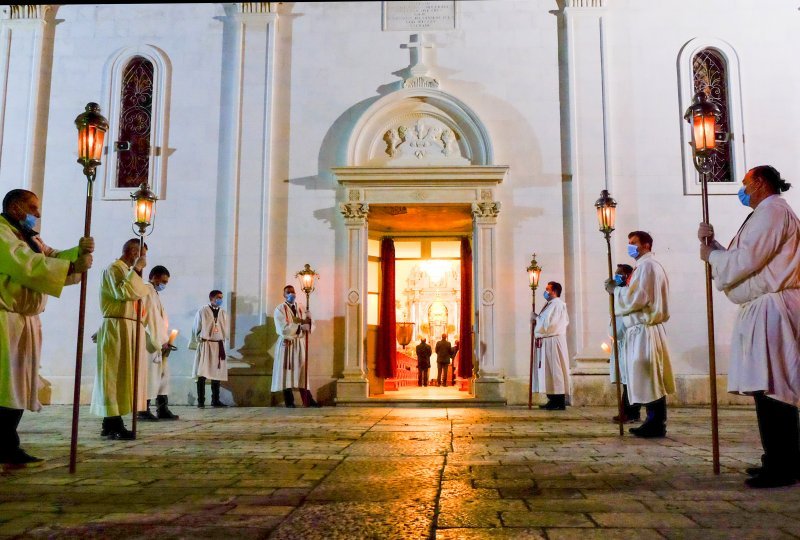 Procesija Za križen na Hvaru prvi je javni događaj čije je održavanje dopustio Stožer