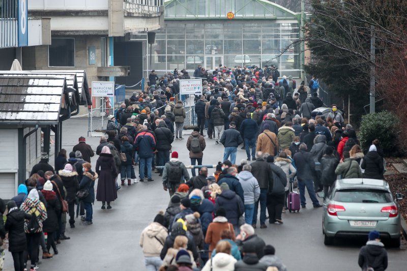 Redovi za cijepljenje na Zagrebačkom velesajmu