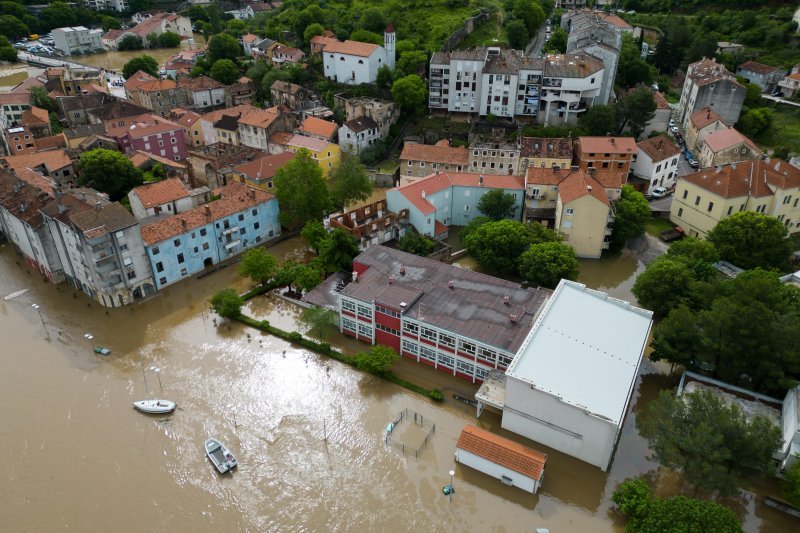 Poplavljeni Obrovac iz zraka