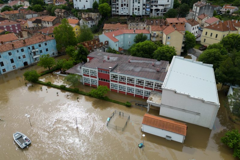 Poplavljeni Obrovac iz zraka