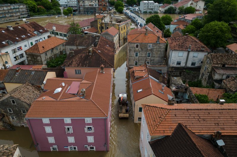 Poplavljeni Obrovac iz zraka