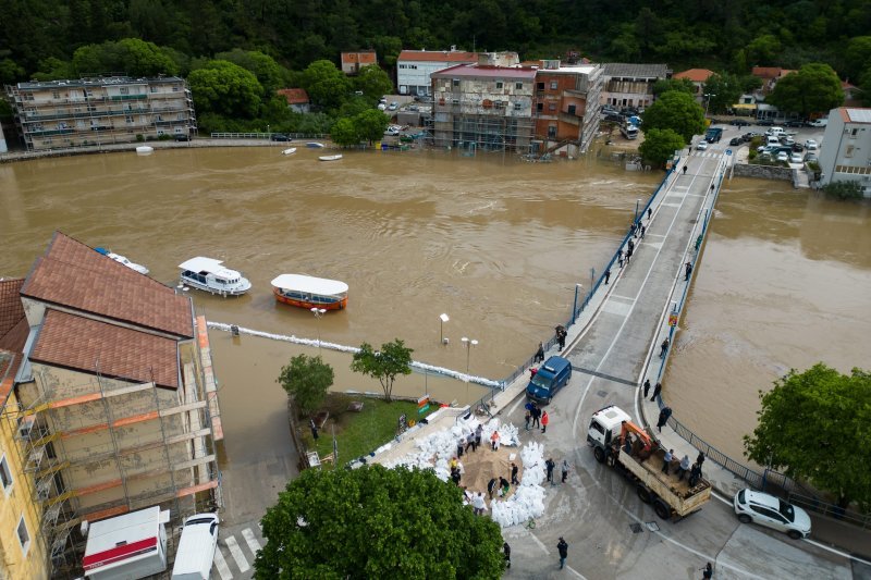 Poplavljeni Obrovac iz zraka