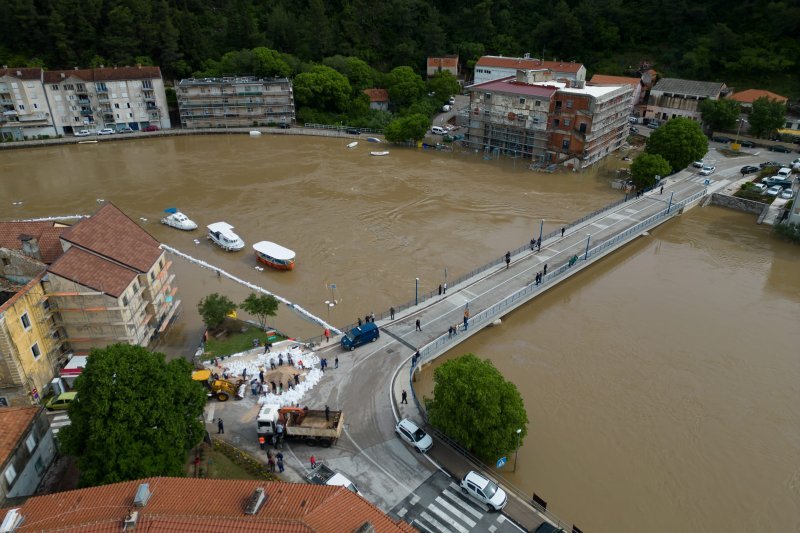 Poplavljeni Obrovac iz zraka