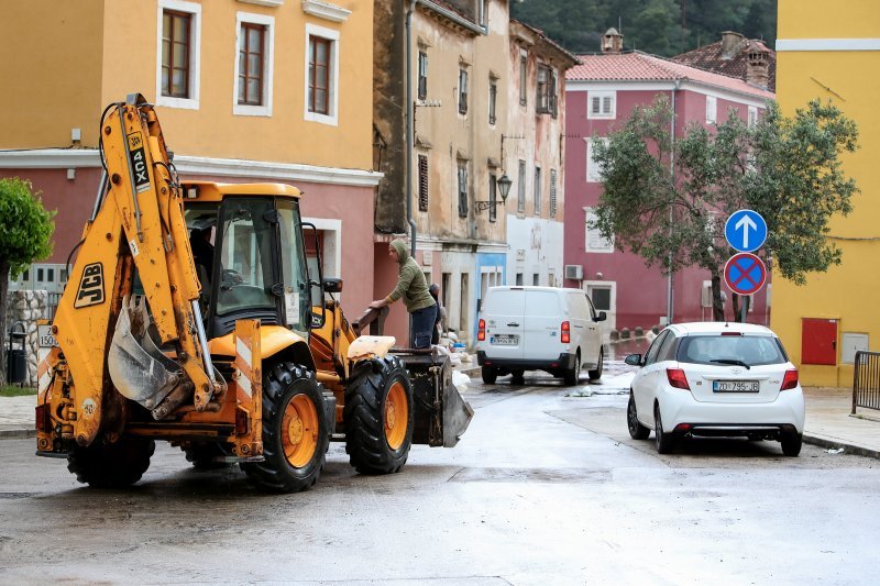 Razina poplave u Obrovcu za trećinu manja nego jučer