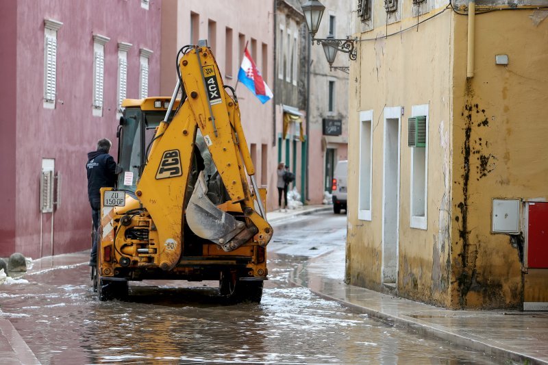 Razina poplave u Obrovcu za trećinu manja nego jučer