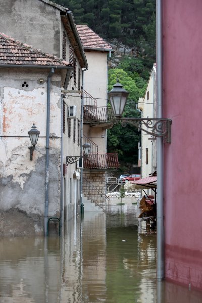 Razina poplave u Obrovcu za trećinu manja nego jučer