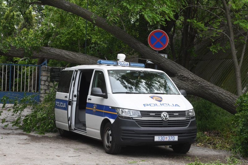 Šibenik: Jak vjetar srušio veliko drvo i razbio policijski kombi