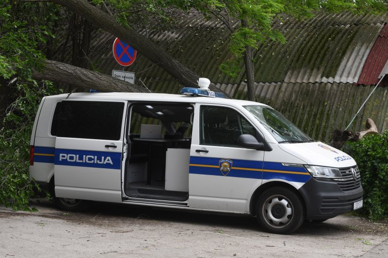 Šibenik: Jak vjetar srušio veliko drvo i razbio policijski kombi