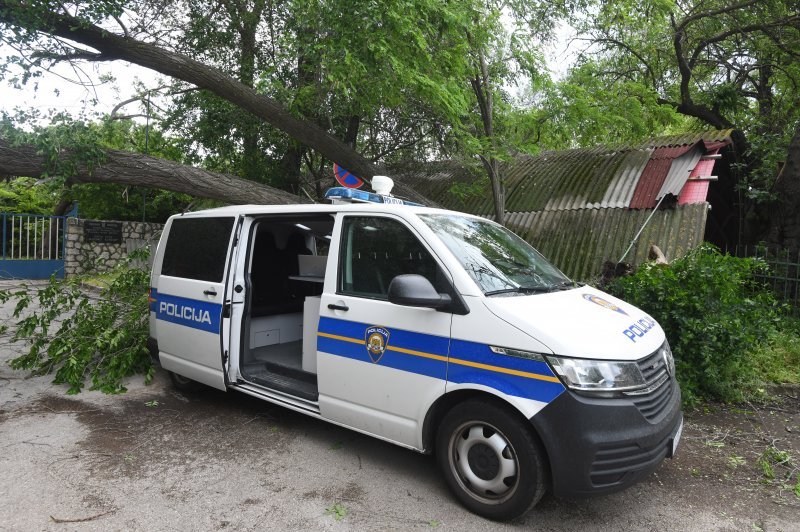 Šibenik: Jak vjetar srušio veliko drvo i razbio policijski kombi