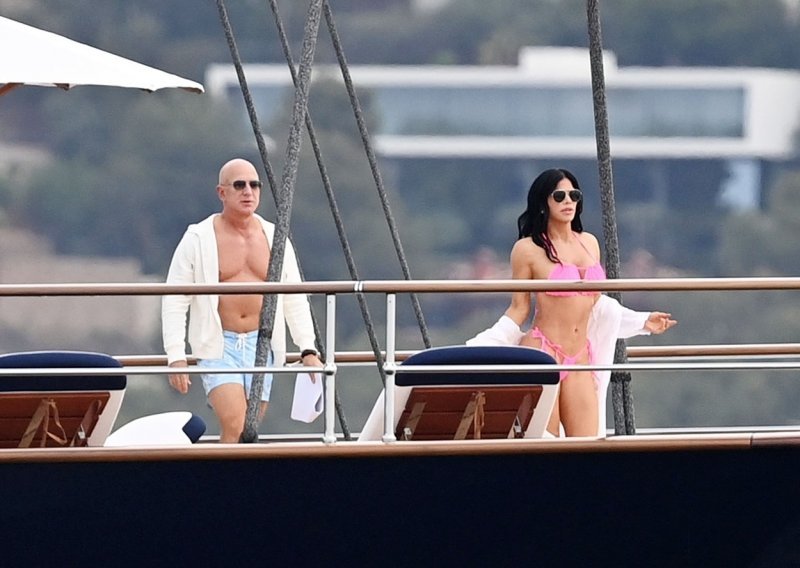 Jeff Bezos i Lauren Sanchez na novoj jahti