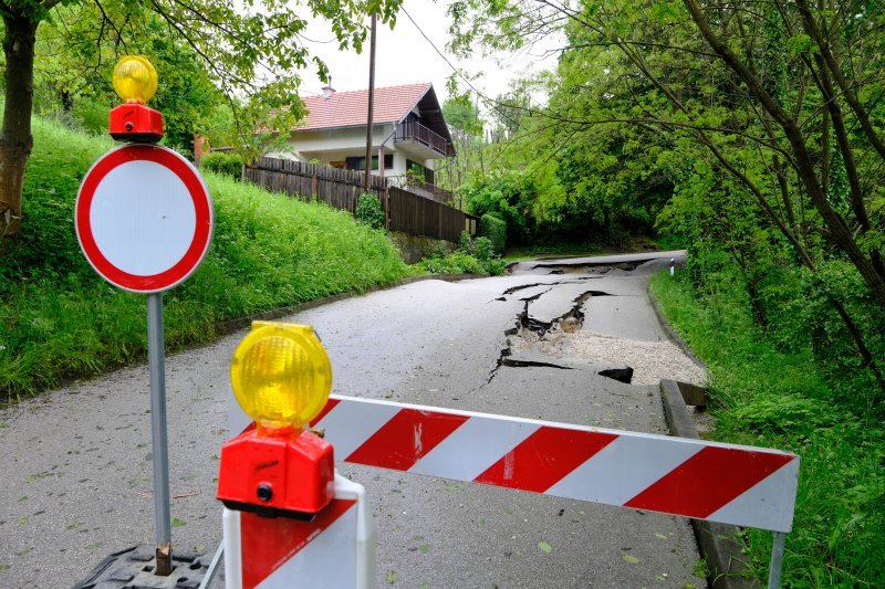 U selu Globočec kod Marije Bistrice propao dio ceste zbog obilnih kiša