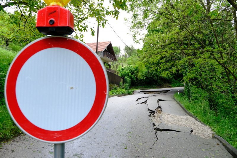 U selu Globočec kod Marije Bistrice propao dio ceste zbog obilnih kiša