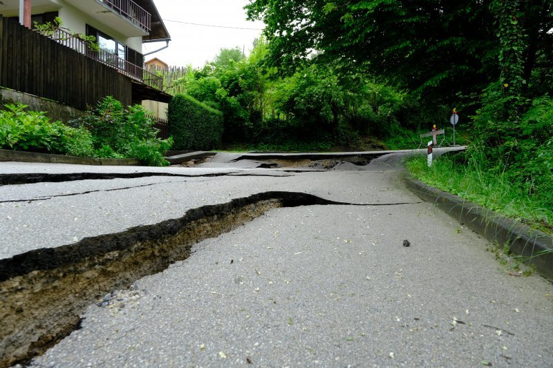 U selu Globočec kod Marije Bistrice propao dio ceste zbog obilnih kiša