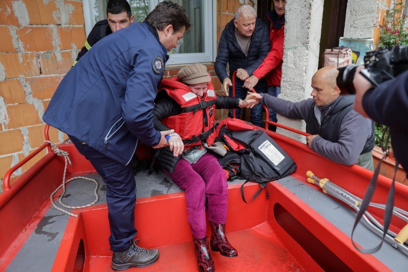 U karlovačkom naselju Selce evakuirali stariju ženu iz poplavljene kuće