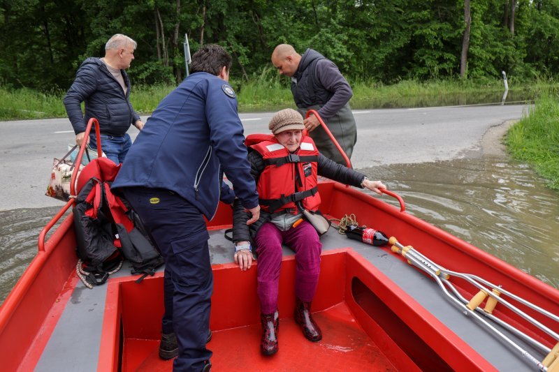 U karlovačkom naselju Selce evakuirali stariju ženu iz poplavljene kuće