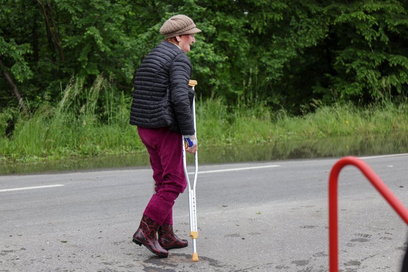 U karlovačkom naselju Selce evakuirali stariju ženu iz poplavljene kuće