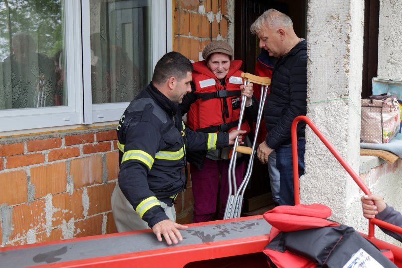 U karlovačkom naselju Selce evakuirali stariju ženu iz poplavljene kuće