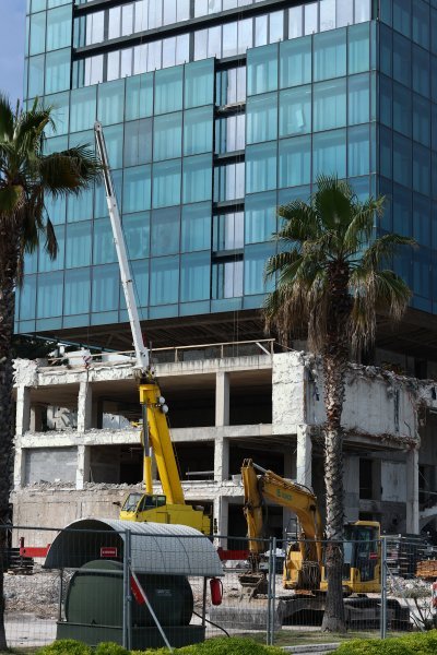 Počelo skidanje staklene fasade s hotela Marjan u Splitu