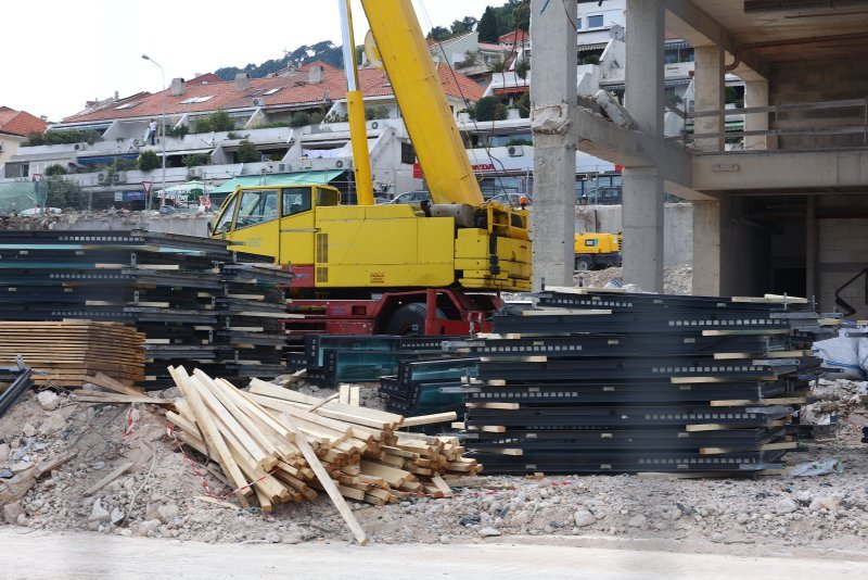 Počelo skidanje staklene fasade s hotela Marjan u Splitu