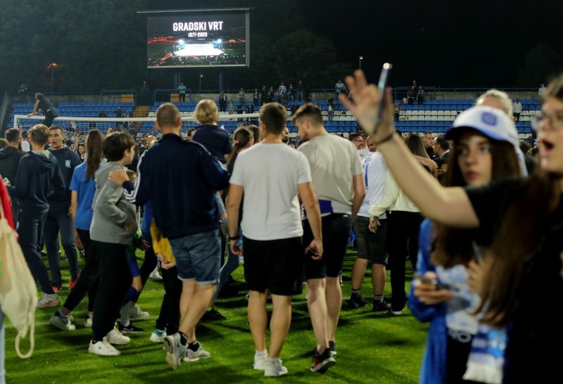 Navijači ušli na teren u Gradskom vrtu
