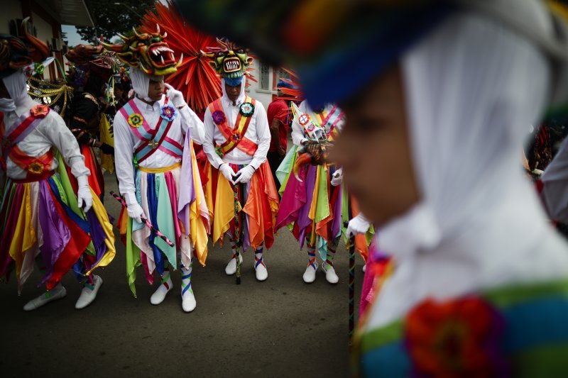 Ljudi odjeveni kao vragovi plešu ispred crkve San Atanasio, tijekom proslave Tijelova u mjestu Villa de Los Santos u Panami.