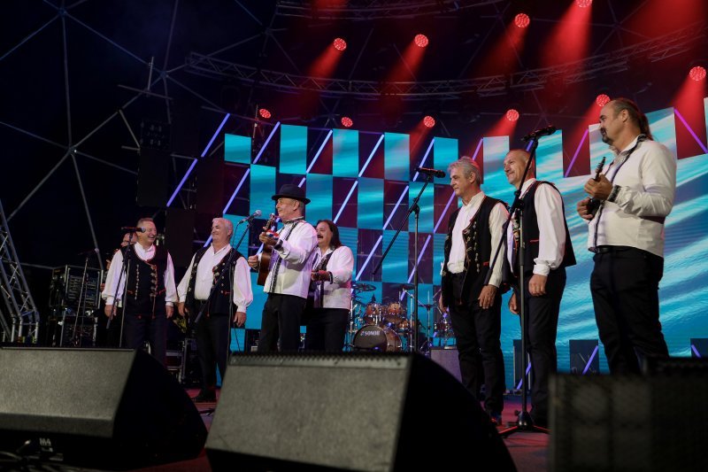 Slavonske lole i klapa More