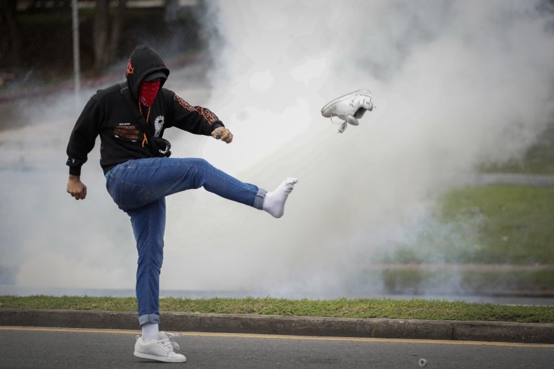 Student udara dimnu bombu, a pritom mu je odletjela tenisica, tijekom prosvjeda na Sveučilištu Panama u Panami. Prosvjednici traže smanjenje troškova života.