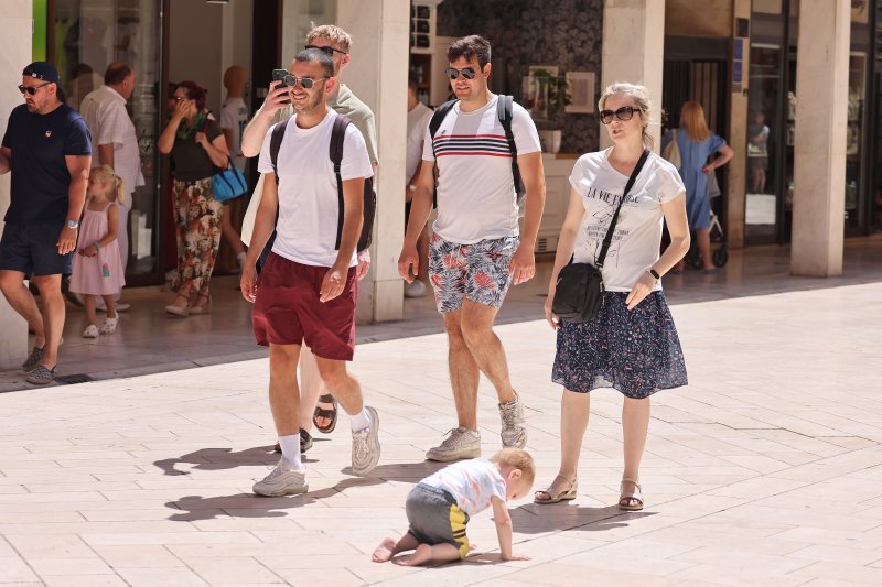 Sunčanu subotu mnogi su iskoristili za šetnju Zadrom