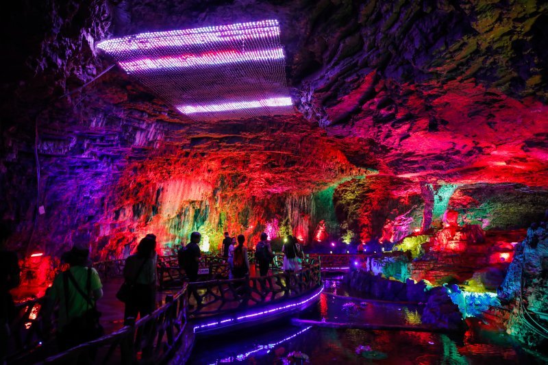 Turisti u posjeti staroj rudarskoj špilji u drevnom gradu Cinnabar u kineskom gradu Tongren.
