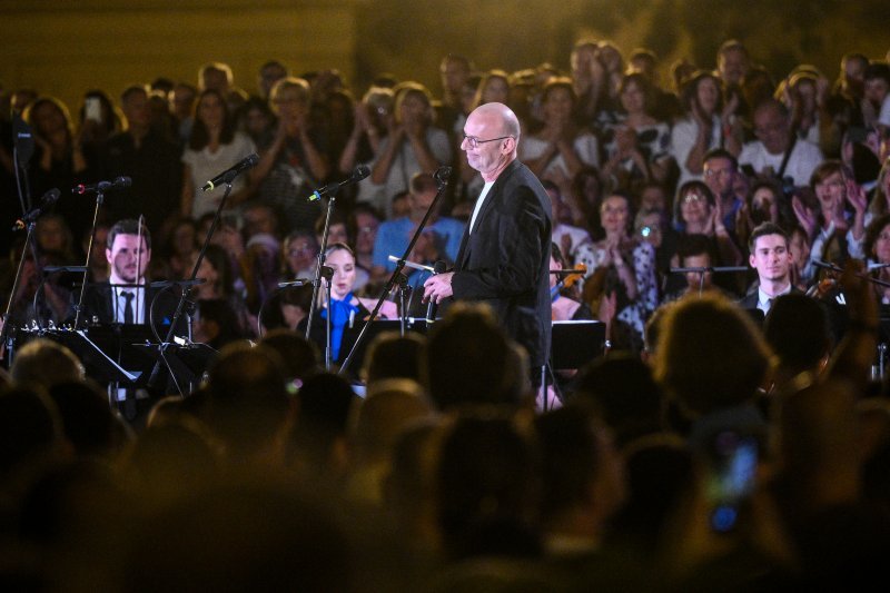 Koncert 'Vraćam se Zagrebe tebi' ispred Hrvatskoga narodnog kazališta