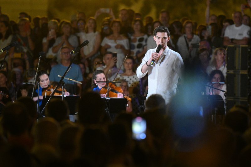 Koncert 'Vraćam se Zagrebe tebi' ispred Hrvatskoga narodnog kazališta