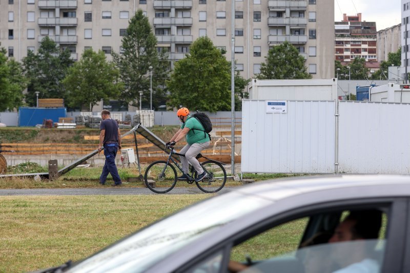 Zagreb: Olujno nevrijeme srušilo ogradu preko puta MSU-a