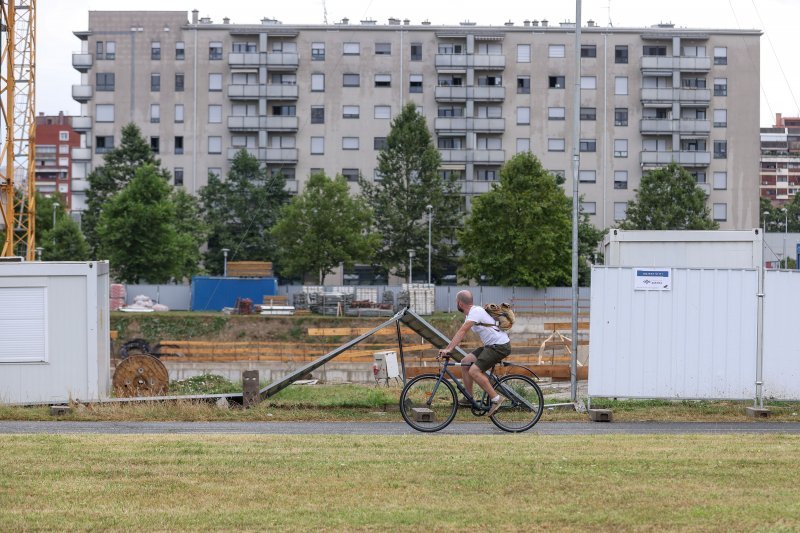 Zagreb: Olujno nevrijeme srušilo ogradu preko puta MSU-a