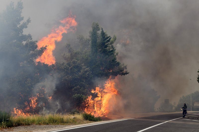 Jak vjetar otežava gašenje požara koji je planuo kod Grebaštice, kanaderi i air tractori u akciji, evakuiraju se kuće