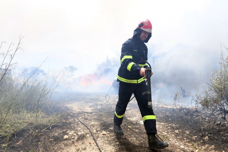 Jak vjetar otežava gašenje požara koji je planuo kod Grebaštice, kanaderi i air tractori u akciji, evakuiraju se kuće