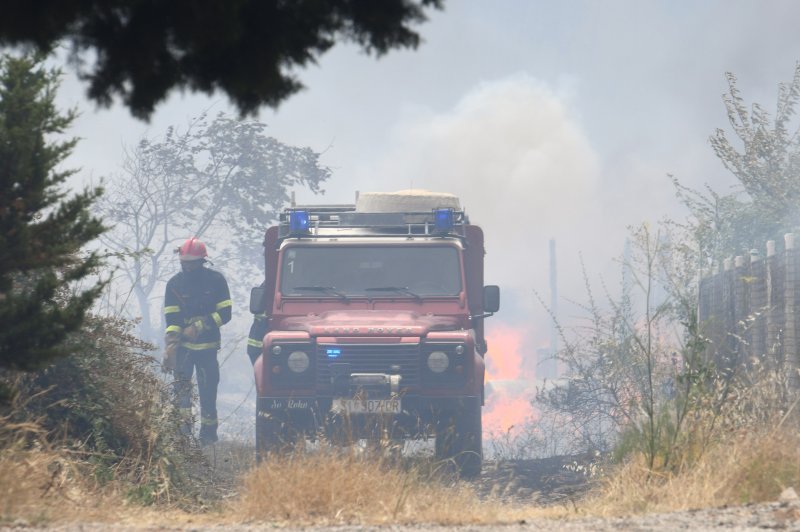 Jak vjetar otežava gašenje požara koji je planuo kod Grebaštice, kanaderi i air tractori u akciji, evakuiraju se kuće