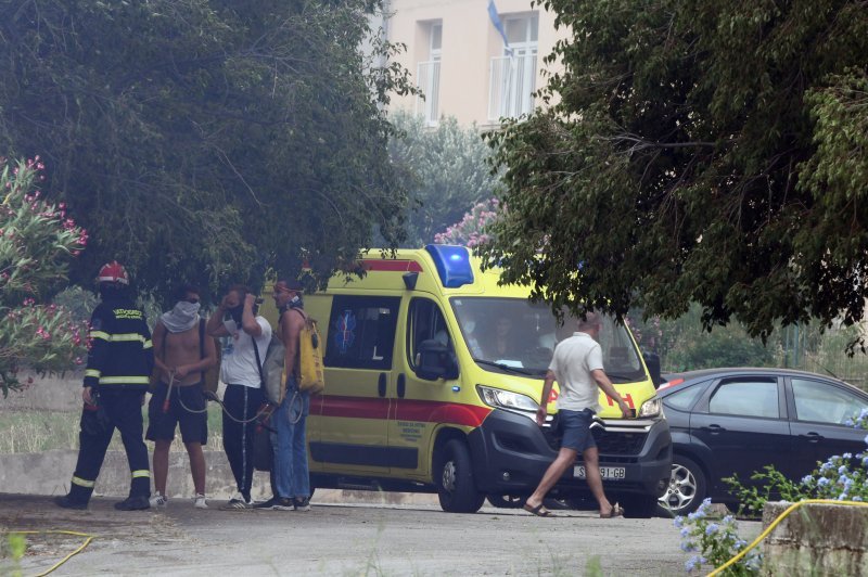 Jak vjetar otežava gašenje požara koji je planuo kod Grebaštice, kanaderi i air tractori u akciji, evakuiraju se kuće