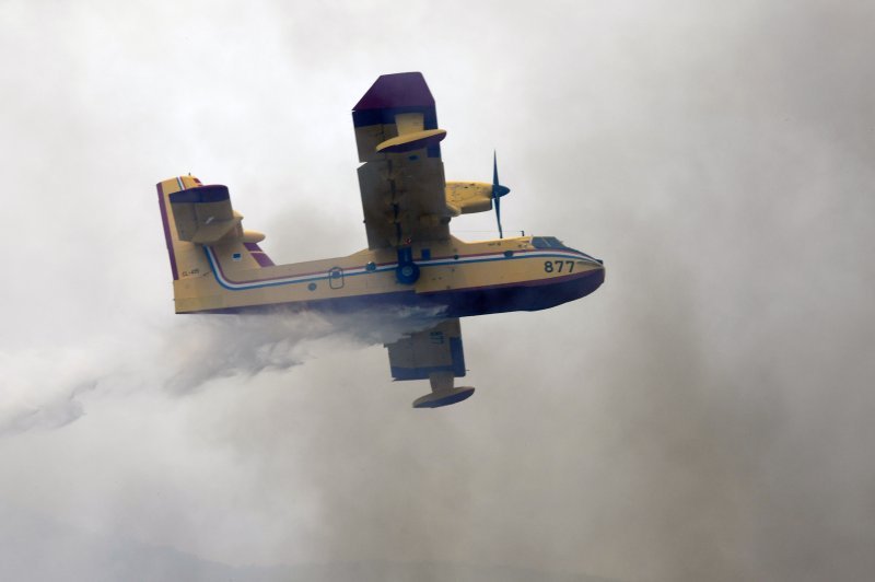 Jak vjetar otežava gašenje požara koji je planuo kod Grebaštice, kanaderi i air tractori u akciji, evakuiraju se kuće